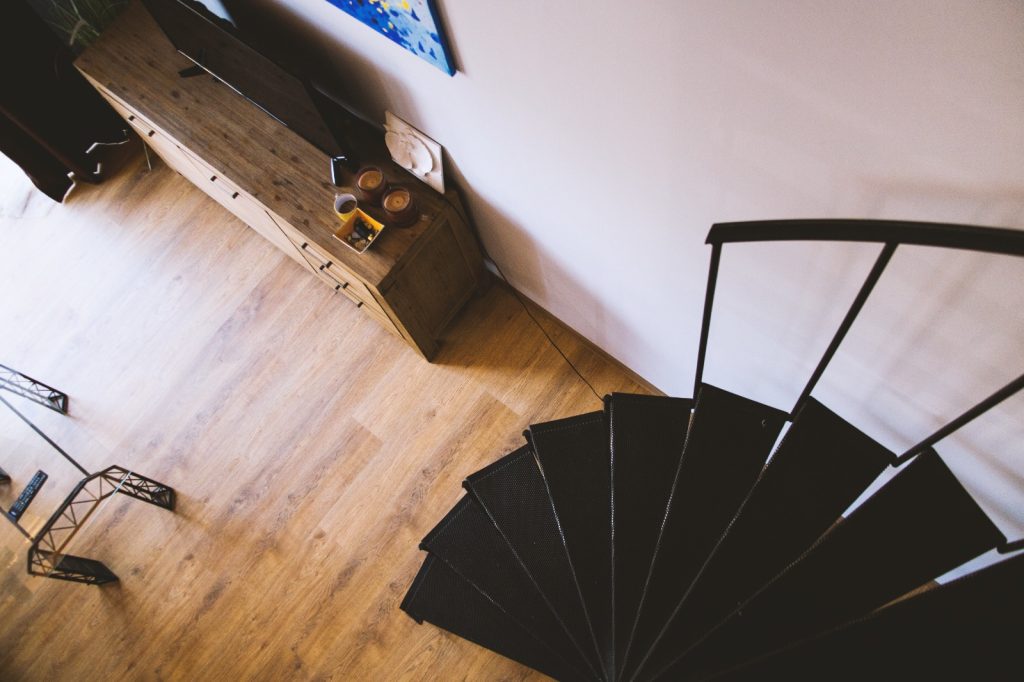 Cuved Staircase Design that's Stylish and Perfect for Small Homes