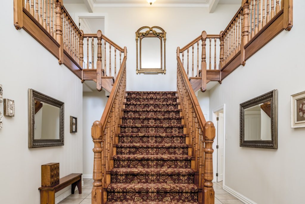 Luxurious Staircase Design for Big Homes